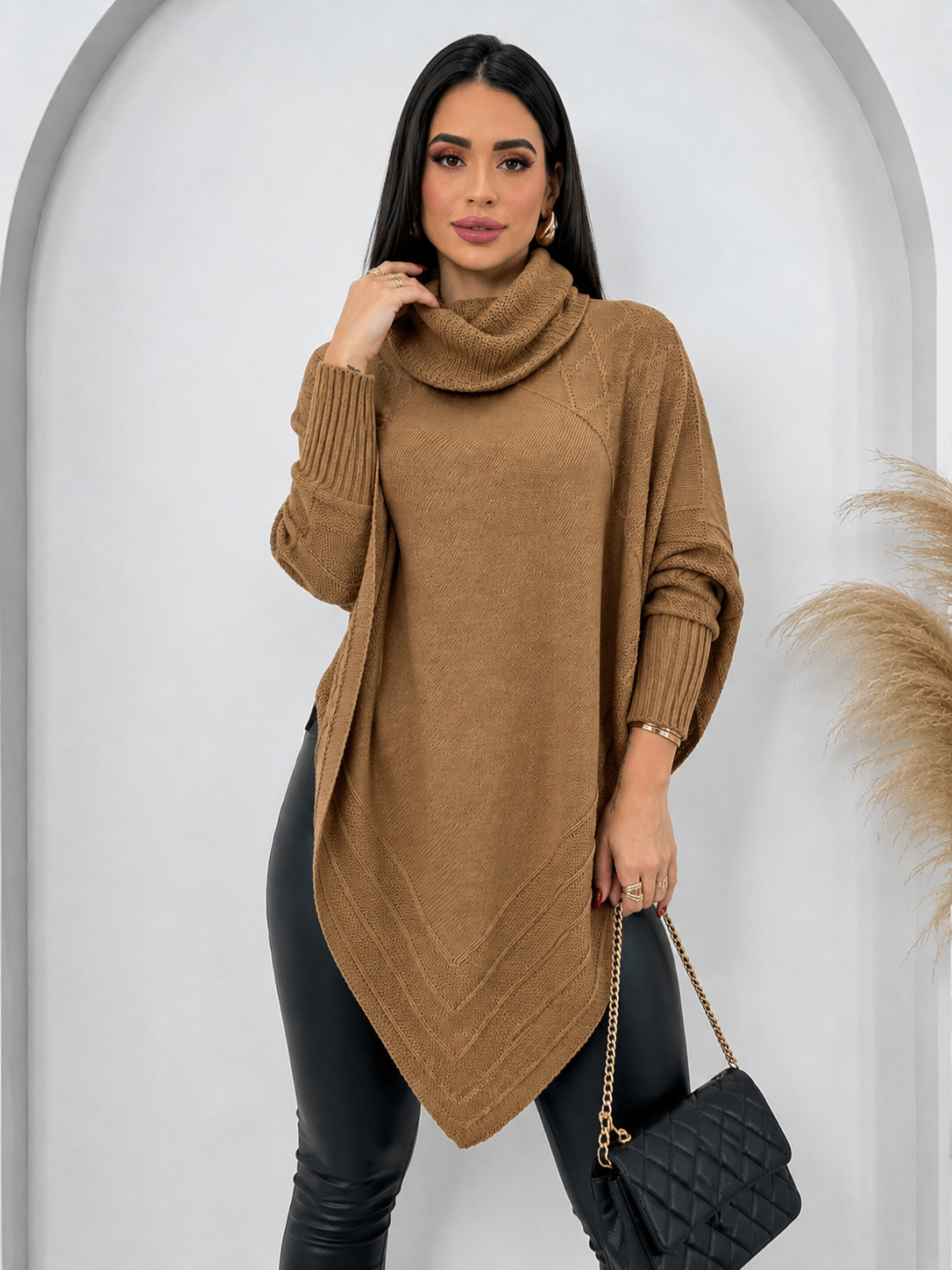 Blusa Poncho de Tricôt Assimétrica